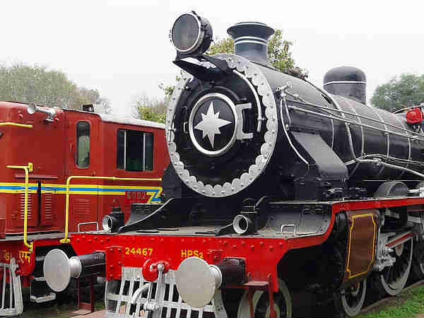 चलो लौट चले, बचपन की छुक छुक करती रेलगाड़ी में चलो लौट चले, बचपन की छुक छुक करती रेलगाड़ी में