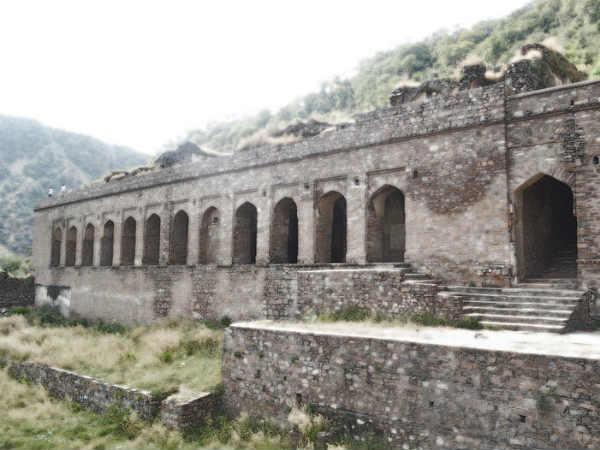आइये मगर संभाल के