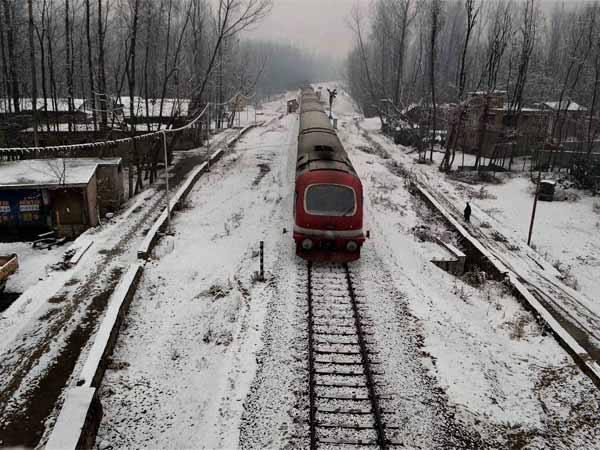 बर्फ ने बनाया कश्मीर को और खूबसूरत