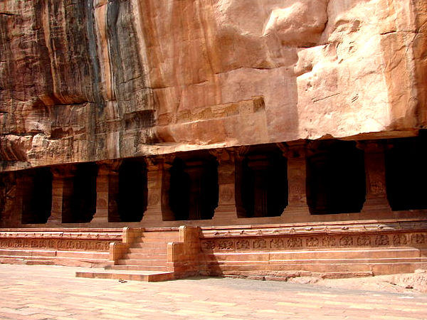 गुरु - बादामी गुफाएं, बादामी