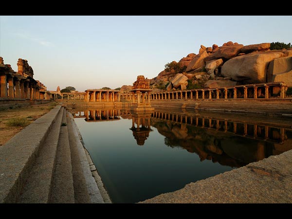 पुष्करनी टैंक हम्पी स्थित कृष्ण मंदिर के पीछे