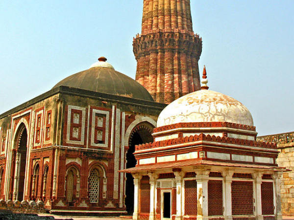 क़ुतुब मीनार के आस पास स्थित मंदिर