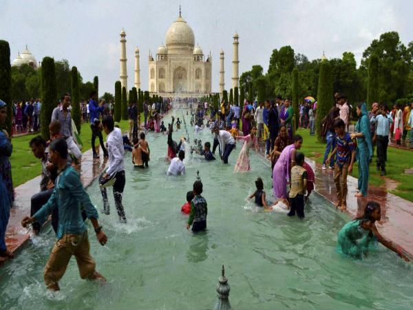 फव्वारे में नहाते लोग