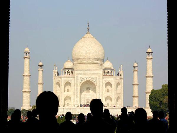 ताज के गेट पर पर्यटकों की भीड़