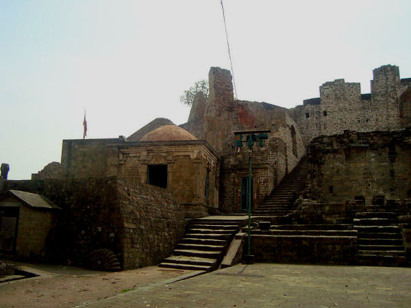 कांगडा किले का मंदिर परिसर