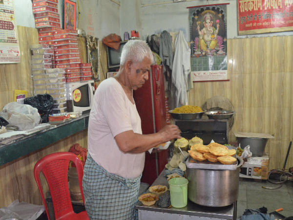 मिठाई और पूड़ियां