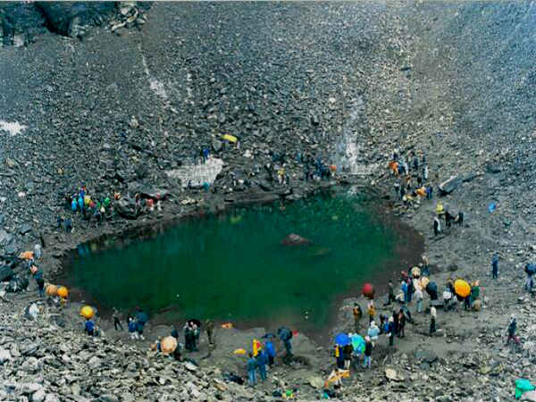 रूपकुंड झील जहां आज भी निकलते हैं कंकाल