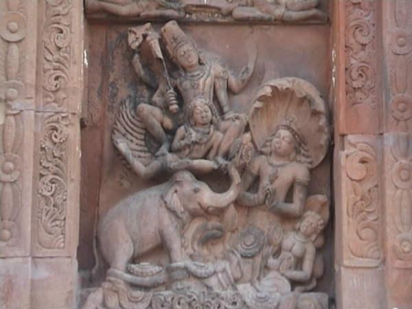 आराम की मुद्रा में भगवान
