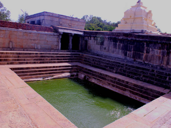 योगा नंदीदेश्वर मंदिर