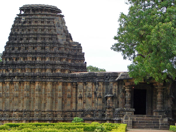 डोड्डा बसप्पा - तारे के आकार का मंदिर