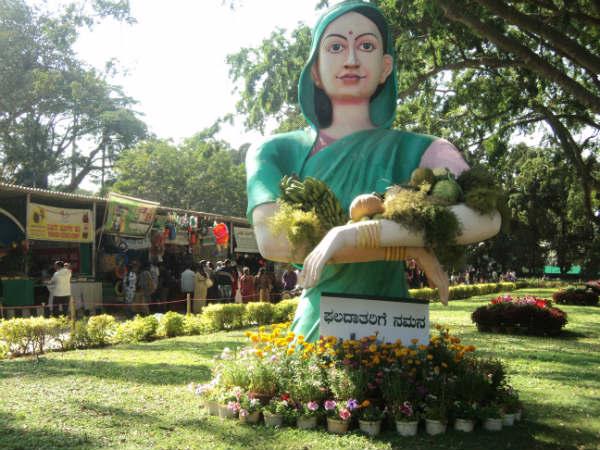 पार्क में लगी मूर्ति