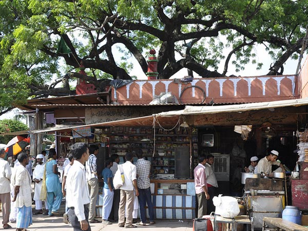 मस्जिद परिसर में दुकानें