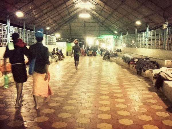 रास्ते में ब्रेक लेते भक्त
