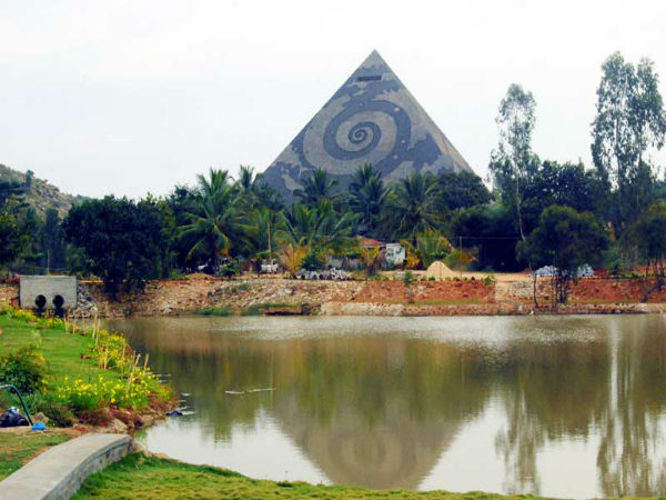 पिरामिड वैली