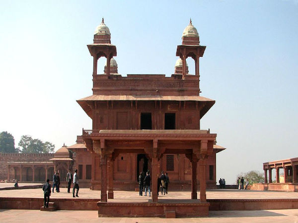 मशहूर आलीशान इमारतों का शहर आगरा में कहाँ ठहरें