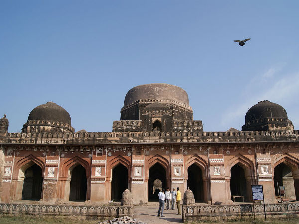 चौरासी गुम्बद, मकबरे के बाहर