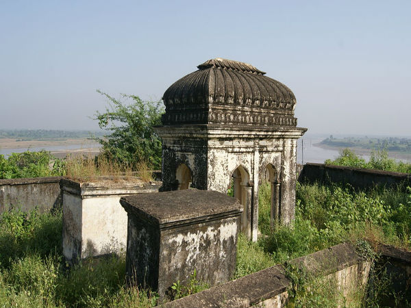 चौरासी गुम्बद के पास का स्थल