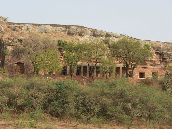 4- बाघ गुफाएं