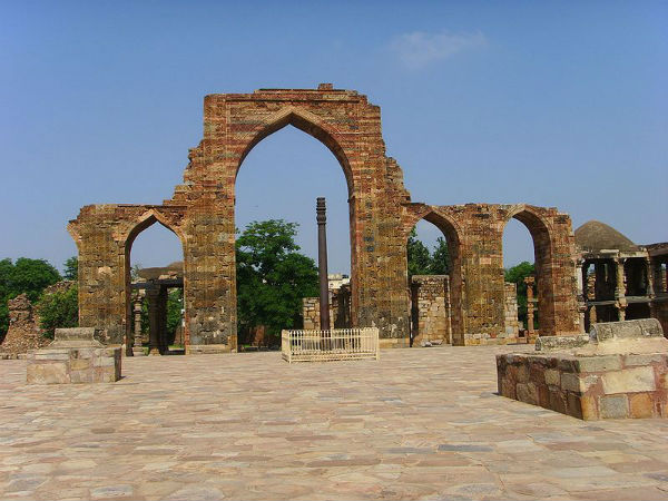 10- कुव्वत-उल-इस्लाम मस्जिद, दिल्ली