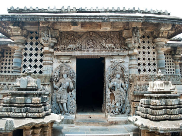 2- हैलेबिडु के होयसालेश्वर मंदिर