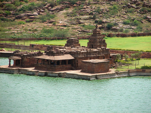 6- बादामी गुफा मंदिर