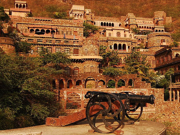 नीमराना फोर्ट पैलेस, अलवर