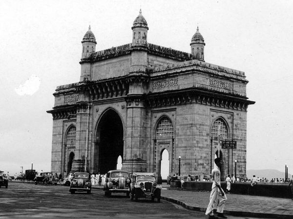 गेटवे ऑफ़ इंडिया की नींव