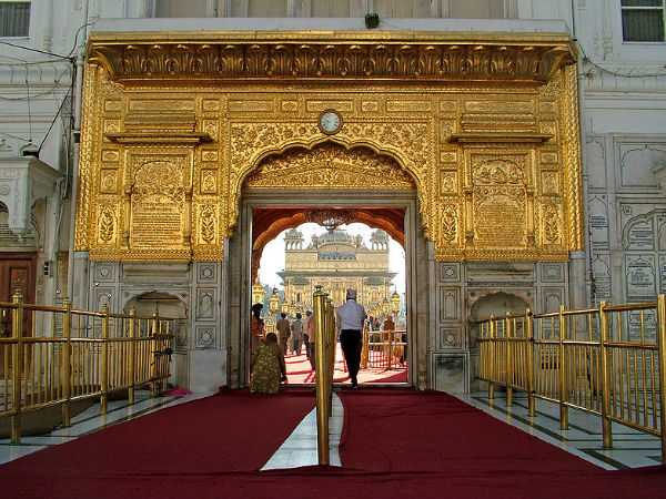 मंदिर तक जाने वाली सीढ़ियां