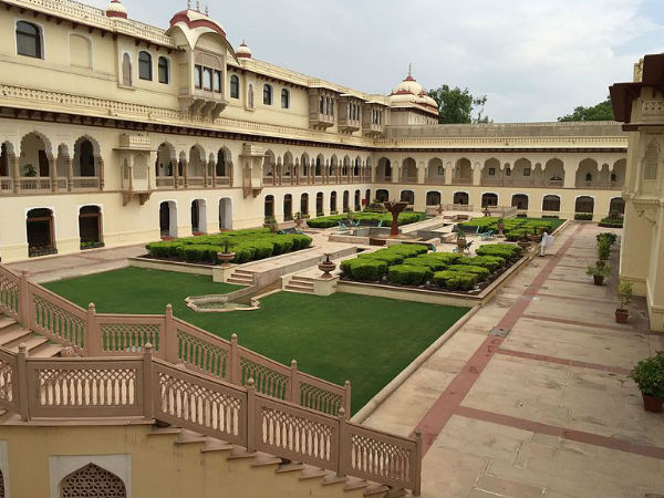 राजसी महलों में शाही सुख का अनुभव