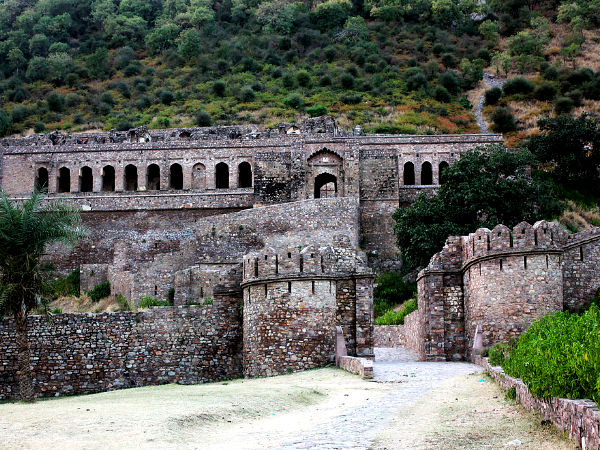 किलों की रहस्यमयी यात्रा