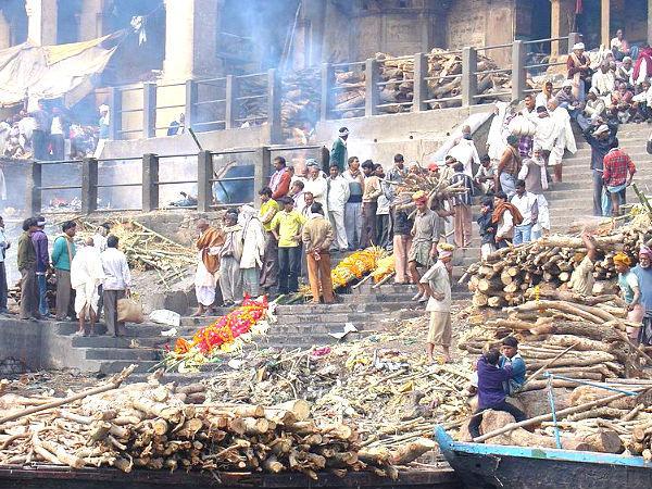 अंतिम संस्कार के लिए शवों की कतार