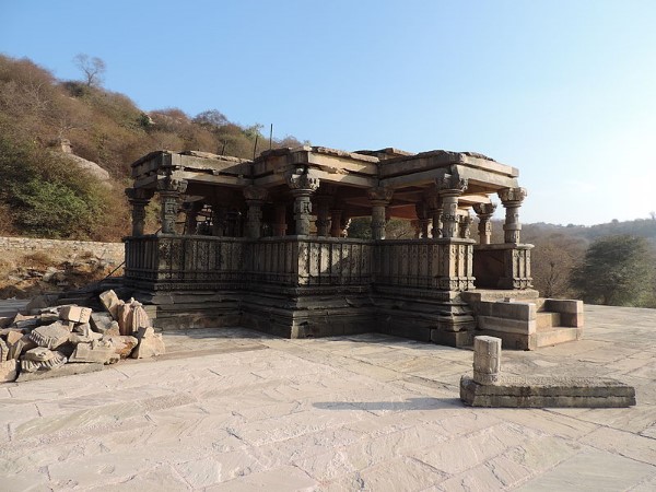 मंदिर परिसर को खतरा