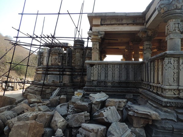 मंदिर परिसर को खतरा