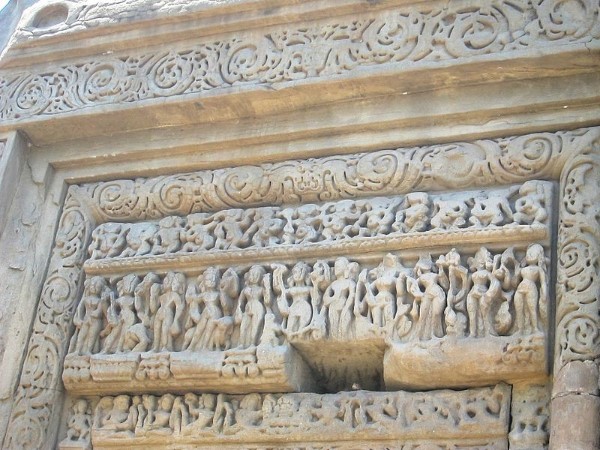 मंदिर की शानदार वास्तुकला और नक्काशियां