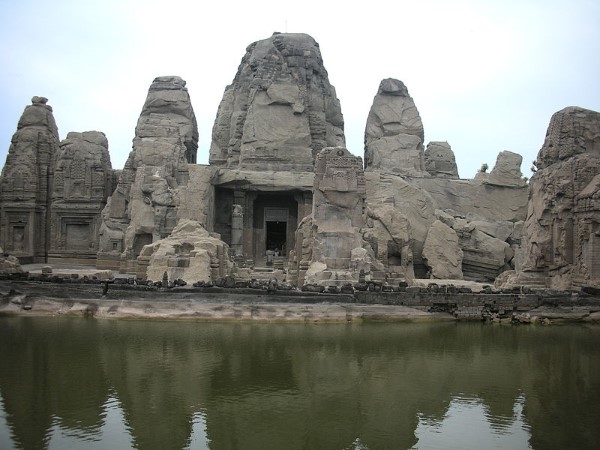 मंदिर की शानदार वास्तुकला और नक्काशियां