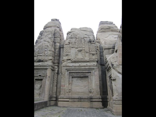 मंदिर की शानदार वास्तुकला और नक्काशियां