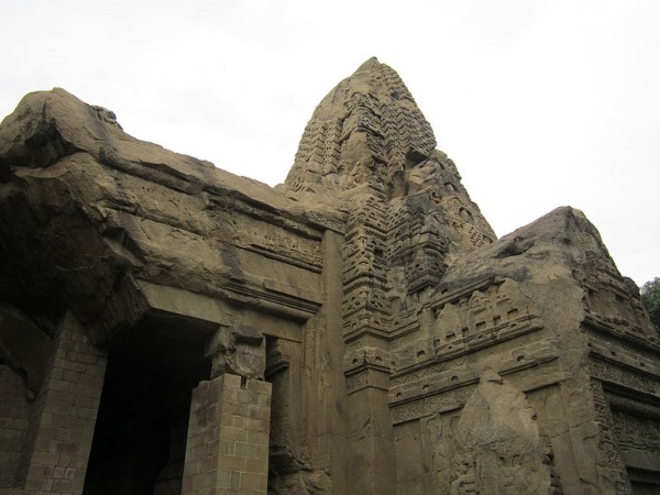 मंदिर की शानदार वास्तुकला और नक्काशियां