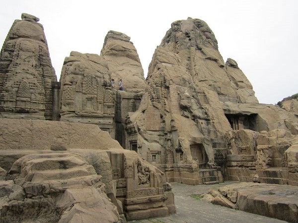 मंदिर की शानदार वास्तुकला और नक्काशियां