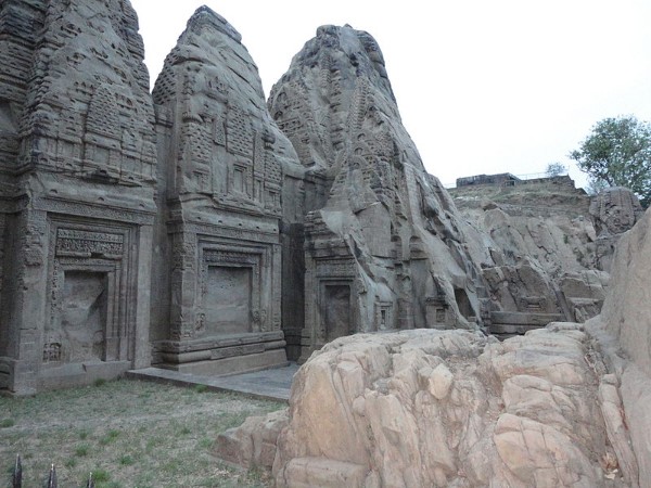 मंदिर की शानदार वास्तुकला और नक्काशियां