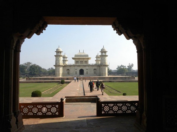 एतमाद-उद-दौला