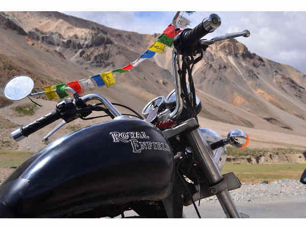 घूमना तो हर किसी को पसंद होता है लेकिन जब आपकी इसी जर्नी में आपके दोस्त साथ हो उर ट्रिप में जुड़ जाती है ढेर सारी यादे। कहीं भी घूमने जाने का कोई मौसम नहीं होता जन मूड बन गया बैग उठाया और निकल पड़े दोस्तों के साथ। यूं तो इंडिया में घूमने के लिए काफी कुछ इंट्रेस्टिंग है लेकिन कुछ ऐसी जगहें जहां अगर दोस्तों का साथ तो बस मोमेंट जिन्दगी भर के लिए बन जाता है। इसी क्रम में आज हम आपको अपने आर्टिकल के जरिये कुछ ऐसी जगहों के बारे में बताने जा रहें है, जहां आप अपने दोस्तों के साथ जमकर मस्ती धमाल कर सकते हैं। रूपकुंड ट्रेक उत्तराखंड रूपकुंड या कंकाल झील भारत उत्तराखंड राज्य में स्थित एक हिम झील है जो अपने किनारे पर पाए गये पांच सौ से अधिक कंकालों के कारण प्रसिद्ध है। यह स्थान निर्जन है और हिमालय पर लगभग 5029 मीटर (16499 फीट) की ऊंचाई पर स्थित है। पर्यटन की दृष्टि से रूपकुंड, हिमालय की गोद में स्थित एक मनोहारी और खूबसूरत पर्यटन स्थल है, यह हिमालय की दो चोटियों त्रिशूल (7120 मीटर) और नंदघुंगटी (6310 मीटर). के तल के पास स्थित है।यह जगह दोस्तों के साथ घूमने के लिए बेहद ही रोमंचाकरी है। शिमला-लेह लद्दाख (मोटरसाईकिल ट्रिप) रोड ट्रिप अपने आप में बेहद रोमांचकारी होती है,और फिर शिमला से लेह वह भी बाइक से काफी एडवेंचरस है।आप शिमला से बेधक बीच रास्ते में पहाड़ों के मजे लेते हुए दोस्तों के साथ लद्दाख जा सकते हैं। गुफाएं गुफायों में घूमना अपने आप में काफी रोमंचाकरी है,अगर आपको भी कुछ ऐसा ही करना है तो आप मेघालय जा सकते हैं । लेकिन इस एडवेंचर ट्रिप के लिए आप थोड़ा सा सावधान रहे..और जाते समय अपने साथ खाने का सामना रखना बिल्कुल भी ना भूले और सेफ्टी के लिए भी अपने साथ कुछ जरुर रखें। पैरासैलिंग पैराग्लाईडिंग की तरह पैरासैलिंग काफी एडवेंचर है, यह काफी एडवेंचर और इंट्रेस्टिंग है..इसे तो आपको दोस्तों के साथ जरुर ट्राई करना चाहिए। गोवा- फ्लाईबोर्डिंग अगर दोस्तों के साथ गोवा गये और फ्लाईबोर्डिंग नहीं किया तो गोवा जाना आपका बेकार है...इंडिया में गोवा एक ऐसी जगह है जहां दोस्तों के साथ पानी में जमकर मस्ती कर सकते हैं। स्काईडायविंग चिड़ियों के तरह खुले आसमान में उड़ना हर किसी की ख्वाइश है, अगर आप भी कुछ ऐसा ही करना चाहते है तो पहुंच जाइये मैसूर। फ्लाइंग फॉक्स आपने काफी बार फिल्मों में देखा होगा की एक रस्सी को दो पहाड़ों के बीच बांध दिया जाता है जिसके बाद उसके सहारा नदी क्रॉस करनी होती..क्या आपको ये बेहद इंट्रेस्टिंग लगता है और ख्वाइश है कुछ ऐसा ही करने की तो बस आपको पहुंचना है केरला। जहां अप इस रोपवे का जबरदस्त मजा ले सकते है। सतपुरा पहाड़-मध्यप्रदेश अगर आपको रॉक क्लाइम्बिंग का शौक है सतपुरा आपके लिए बेस्ट प्लेस है, आप यहां रॉक क्लाइम्बिंग के साथ और भी स्पोर्ट्स एडवेंचरस एक्टिविटीज कर सकते हैं। ऋषिकेश- बंजीजम्पिंग पैराग्लाइडिंग-पैरासैलिंग के बस बंजीजम्पिंग एक और बेहद ही एडवेंचर स्पोर्ट्स है जिसे करना हर किसी की बात नहीं है। अगर आप जिगर वाले है तो ऋषिकेश में बंजीजम्पिंग करना बिल्कुल भी ना भूले। आप यहां बंजीजम्पिंग के अलावा पैराग्लाइडिंग, रिवर राफ्टिंग, रॉक क्लाइम्बिंग जैसी एडवेंचरस स्पोर्ट्स का लुत्फ उठा सकते हैं। स्कूबा डायविंग स्कूबा डायविंग सबके लिए तो नहीं लेकिन उन लोगो को जरुर करनी चाहिए जिन्हें स्विमिंग आती है, ये एक बेहद ही दिलचस्प चीज है, जिसे जिन्दगी में हर किसी को करनी चाहिए। स्कूबा डायविंग के लिए आप गोवा, अंडमान निकोबार जा सकते हैं। फ्लाइंग फॉक्स एक बेहद ही इंट्रेस्टिंग गेम है..जिसे आप केरला में घूमना तो हर किसी को पसंद होता है लेकिन जब आपकी इसी जर्नी में आपके दोस्त साथ हो उर ट्रिप में जुड़ जाती है ढेर सारी यादे। कहीं भी घूमने जाने का कोई मौसम नहीं होता जन मूड बन गया बैग उठाया और निकल पड़े दोस्तों के साथ। यूं तो इंडिया में घूमने के लिए काफी कुछ इंट्रेस्टिंग है लेकिन कुछ ऐसी जगहें जहां अगर दोस्तों का साथ तो बस मोमेंट जिन्दगी भर के लिए बन जाता है। इसी क्रम में आज हम आपको अपने आर्टिकल के जरिये कुछ ऐसी जगहों के बारे में बताने जा रहें है, जहां आप अपने दोस्तों के साथ जमकर मस्ती धमाल कर सकते हैं। रूपकुंड ट्रेक उत्तराखंड रूपकुंड या कंकाल झील भारत उत्तराखंड राज्य में स्थित एक हिम झील है जो अपने किनारे पर पाए गये पांच सौ से अधिक कंकालों के कारण प्रसिद्ध है। यह स्थान निर्जन है और हिमालय पर लगभग 5029 मीटर (16499 फीट) की ऊंचाई पर स्थित है। पर्यटन की दृष्टि से रूपकुंड, हिमालय की गोद में स्थित एक मनोहारी और खूबसूरत पर्यटन स्थल है, यह हिमालय की दो चोटियों त्रिशूल (7120 मीटर) और नंदघुंगटी (6310 मीटर). के तल के पास स्थित है।यह जगह दोस्तों के साथ घूमने के लिए बेहद ही रोमंचाकरी है। शिमला-लेह लद्दाख (मोटरसाईकिल ट्रिप) रोड ट्रिप अपने आप में बेहद रोमांचकारी होती है,और फिर शिमला से लेह वह भी बाइक से काफी एडवेंचरस है।आप शिमला से बेधक बीच रास्ते में पहाड़ों के मजे लेते हुए दोस्तों के साथ लद्दाख जा सकते हैं। गुफाएं गुफायों में घूमना अपने आप में काफी रोमंचाकरी है,अगर आपको भी कुछ ऐसा ही करना है तो आप मेघालय जा सकते हैं । लेकिन इस एडवेंचर ट्रिप के लिए आप थोड़ा सा सावधान रहे..और जाते समय अपने साथ खाने का सामना रखना बिल्कुल भी ना भूले और सेफ्टी के लिए भी अपने साथ कुछ जरुर रखें। पैरासैलिंग पैराग्लाईडिंग की तरह पैरासैलिंग काफी एडवेंचर है, यह काफी एडवेंचर और इंट्रेस्टिंग है..इसे तो आपको दोस्तों के साथ जरुर ट्राई करना चाहिए। गोवा- फ्लाईबोर्डिंग अगर दोस्तों के साथ गोवा गये और फ्लाईबोर्डिंग नहीं किया तो गोवा जाना आपका बेकार है...इंडिया में गोवा एक ऐसी जगह है जहां दोस्तों के साथ पानी में जमकर मस्ती कर सकते हैं। स्काईडायविंग चिड़ियों के तरह खुले आसमान में उड़ना हर किसी की ख्वाइश है, अगर आप भी कुछ ऐसा ही करना चाहते है तो पहुंच जाइये मैसूर। फ्लाइंग फॉक्स आपने काफी बार फिल्मों में देखा होगा की एक रस्सी को दो पहाड़ों के बीच बांध दिया जाता है जिसके बाद उसके सहारा नदी क्रॉस करनी होती..क्या आपको ये बेहद इंट्रेस्टिंग लगता है और ख्वाइश है कुछ ऐसा ही करने की तो बस आपको पहुंचना है केरला। जहां अप इस रोपवे का जबरदस्त मजा ले सकते है। सतपुरा पहाड़-मध्यप्रदेश अगर आपको रॉक क्लाइम्बिंग का शौक है सतपुरा आपके लिए बेस्ट प्लेस है, आप यहां रॉक क्लाइम्बिंग के साथ और भी स्पोर्ट्स एडवेंचरस एक्टिविटीज कर सकते हैं। ऋषिकेश- बंजीजम्पिंग पैराग्लाइडिंग-पैरासैलिंग के बस बंजीजम्पिंग एक और बेहद ही एडवेंचर स्पोर्ट्स है जिसे करना हर किसी की बात नहीं है। अगर आप जिगर वाले है तो ऋषिकेश में बंजीजम्पिंग करना बिल्कुल भी ना भूले। आप यहां बंजीजम्पिंग के अलावा पैराग्लाइडिंग, रिवर राफ्टिंग, रॉक क्लाइम्बिंग जैसी एडवेंचरस स्पोर्ट्स का लुत्फ उठा सकते हैं। स्कूबा डायविंग स्कूबा डायविंग सबके लिए तो नहीं लेकिन उन लोगो को जरुर करनी चाहिए जिन्हें स्विमिंग आती है, ये एक बेहद ही दिलचस्प चीज है, जिसे जिन्दगी में हर किसी को करनी चाहिए। स्कूबा डायविंग के लिए आप गोवा, अंडमान निकोबार जा सकते हैं। फ्लाइंग फॉक्स एक बेहद ही इंट्रेस्टिंग गेम है..जिसे आप केरला में