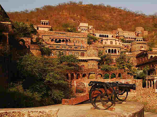 नीमराना (दिल्ली से 122 किमी दूर)