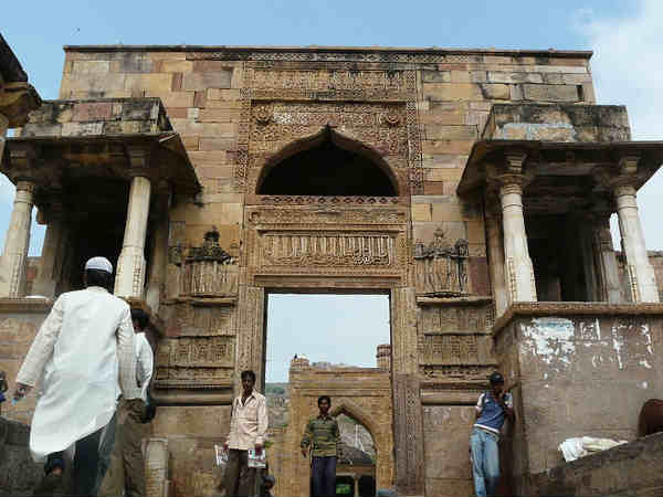 सड़क मार्ग से