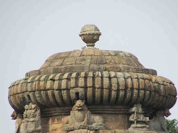 श्रद्धालु और पर्यटक लिंगराज मंदिर के अलावा