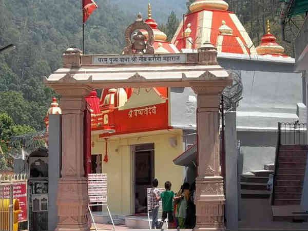 मंदिर में होती है हनुमान जी की पूजा