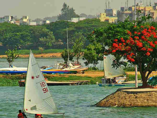 सड़क मार्ग द्वारा हैदराबाद