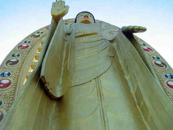 माइंडरोलिंग मठ स्थित भगवान बुद्ध की मूर्ति