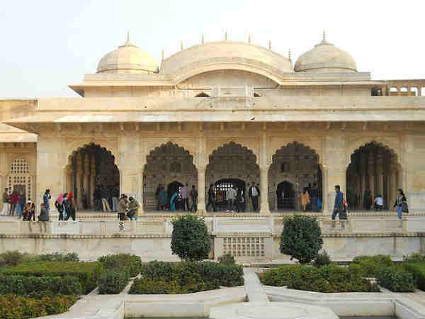 कहां स्थित है किला?