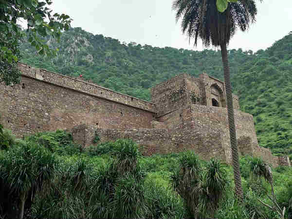 आइये मगर संभाल के