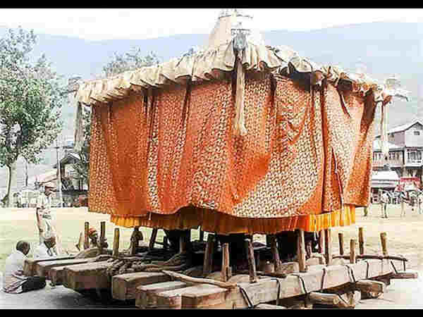 जमलू देवता को पूजते हैं